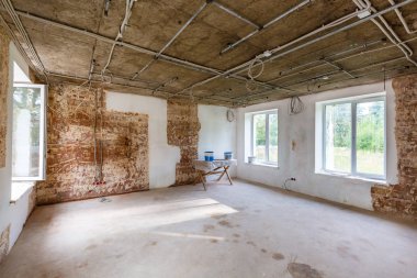 Dairede alçıpan duvarları yapmak için metal çerçeveler - alçıpan - alçıpan için çalışma süreci inşaat, yenileme, yenileme, yenileme, uzatma, restorasyon ve yeniden yapılanma aşamasında. 
