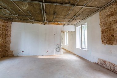 Dairede alçıpan duvarları yapmak için metal çerçeveler - alçıpan - alçıpan için çalışma süreci inşaat, yenileme, yenileme, yenileme, uzatma, restorasyon ve yeniden yapılanma aşamasında. 