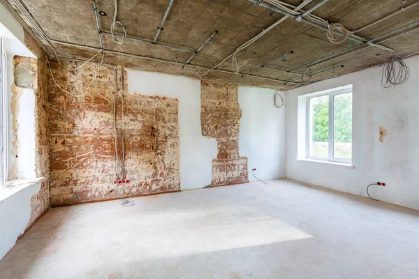 Arbeitsprozess der Installation von Metallrahmen für Gipskartonplatten - Trockenbau - zur Herstellung von Gipswänden in der Wohnung ist im Bau, Umbau, Renovierung, Erweiterung, Restaurierung und Rekonstruktion. — Stockfoto