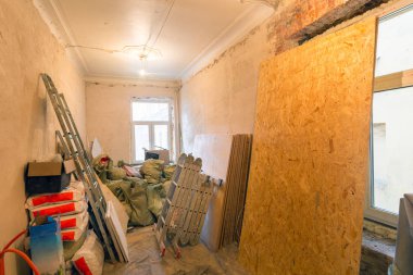 Merdivenler, macun, İnşaat araçları ve malzemeleri, sayfaları drywall ile torbaları içinde bir daire tadilat, yenileme, uzantısı, revizyon, restorasyon, ev geliştirme yapım aşamasında olan bir
