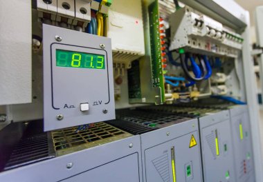 Denetim Masası ile Elektrik aygıtlar ve haberleşme cihazları için elektrik devre kesiciler ile doğrudan gerilim güç sisteminin tutar gücü ile ışık ekran teknik görüntülemek.