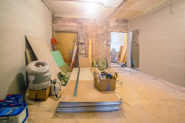 Arbeitsprozess der Installation von Metallrahmen für Gipskartonplatten - Trockenbau - zur Herstellung von Gipswänden in Wohnungen mit im Bau befindlichen Baumaterialien, Überholung, Umbau, Renovierung — Stockfoto