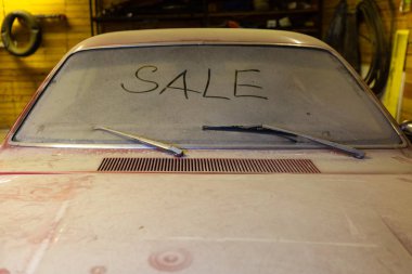 Eski Araba garajda tozlu hood kirli rüzgar ekran parmak ve kırık cam sileceği göre satış başlıklı görüntüleyin. Satış öncesi-owne arabalar kavramı.