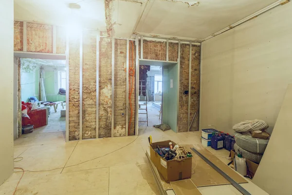 石膏板-石膏板安装金属框架的工作过程-用于在公寓内使用正在施工、大修、改建、伦尼瓦提的建筑材料制作石膏墙 — 图库照片