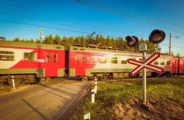 Led ve ses hoparlör kutusu olmadan kırsal manzara ve hızlı tren demiryolu de korumasız demiryolu geçiş ve kırmızı trafik ışığı 