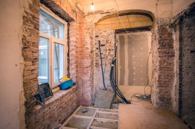 İnşaat, tadilat, yenileme, uzantısı, revizyon ve yeniden yapılanma altında bir apartman dairesinde pencere ve tuğla ile küçük odanın iç duvarlar.