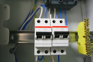 Gerilim geçiş panosu 220 volt, modern devre kesiciler ile elektrik kabloları elektrik kutusu ve zemin bakır bar açık konumda bulunmaktadır. Elektrikli arka plan. 