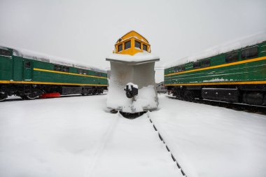Kar temizleme aracı tren veya kar kaldırma tren ile ans raylar kar üzerinden diğer lokomotifler istasyonla soğuk kış günü içinde kalır parça temizleme demiryolu kar kaldırma donatımı