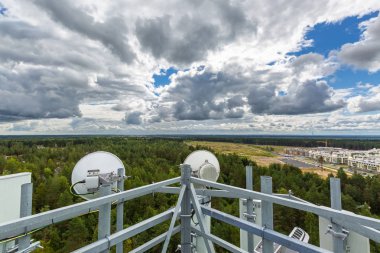 Mikrodalga, radyo antenleri, uzaktan radyo birimleri, güç ve optik kablolar ile telekomünikasyon Kulesi.