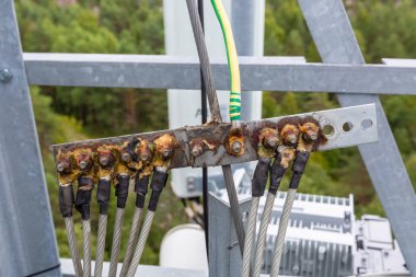 Metal tel kablo ve Telekomünikasyon donanımları temel istasyonunun topraklama için katı yağ olan zemin çubuk yıldırım A5ırı Gerilim koruma parçasıdır ve metal iletişim direk üstünde belgili tanımlık tepe üzerinde bulunan