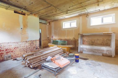 Uzun koridor ve inşaat malzemeleri, kablo kanalları ve duvarlar ile Oda elektrik kablolarının inşaat sırasında bir dairede yüklü değil, revizyon, yeniden, yeniden, ho