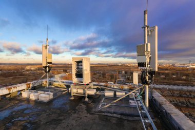 Panel anten 2g, 3g, 4g, 5g bantları, açık uzaktan radyo birimleri, iklimsel vandal geçirmez telekomünikasyon kabine ve güç ve telekomünikasyon gibi raflar parçalarıdır kablonun optik kablolar