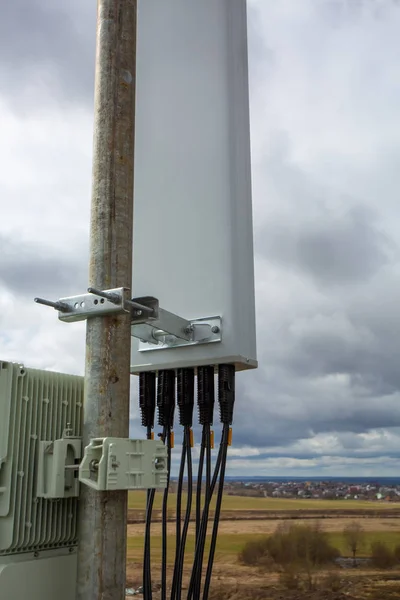 Gsm dcs umts lte 波段的面板天线和室外远程无线电单元是作为基本站通信设备的一部分安装在屋顶上的管状桅杆上 — 图库照片