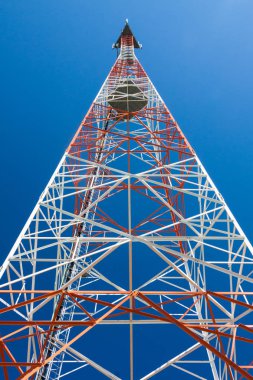 Mikrodalga antenleri ve çanak antenler ile kablo ve fiber optik ile telekomünikasyon kule.