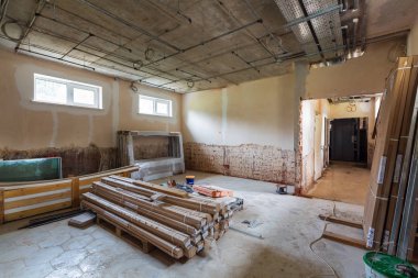 Uzun koridor ve inşaat malzemeleri, kablo kanalları ve duvarlar ile Oda elektrik kablolarının inşaat sırasında bir dairede yüklü değil, revizyon, yeniden, yeniden, ho