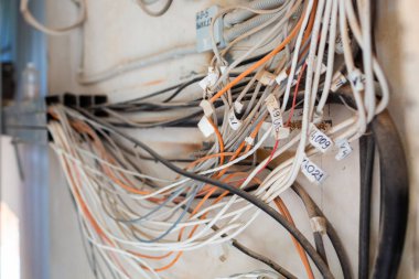 Internet, Ethernet Utp kablo ve kablo kanalları olmadan etiketlerle elektrik kablolarının çoğu geçici bir apartman inşaat, overhau sırasında veri merkezinin duvarlarına yüklü