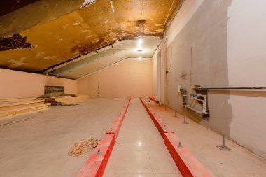 Kırmızı boyalı ahşap bloklar üzerinde son yükleme sıhhi tesisat ve zemin altında kanalizasyon yapım aşamasında apartman dairesinde, tadilat, yenileme, revizyon, uzantılı kat yukarı kaldırma için Çıtçıt