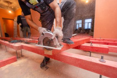 İnşaat işçisi elektrik daire testere testere ahşap blok ve daire testere toz bir sürü ile halis inşaat, tadilat, yenileme, revizyon, uzantısı, restorasyon ve yeniden yapılanma olduğunu