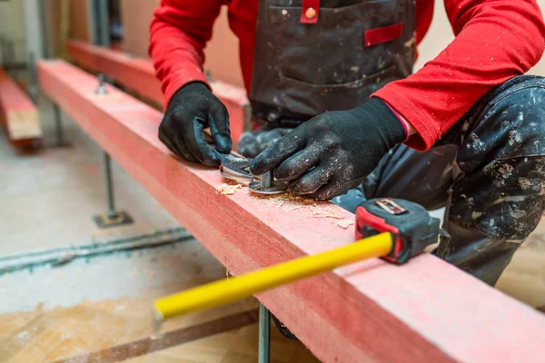 Bouw werknemer schroeven bouten strak op de stoeterij op de houten blok in appartement dat is onder constructie, verbouwing, renovatie, revisie, uitbreiding, herstel en wederopbouw. Concep — Stockfoto