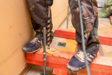 İnşaat, tadilat, yenileme, revizyon, uzantısı, restorasyon ve reconstructi altında daire ahşap bloklar ile perforator uzun delik ile sondaj inşaat işçisi ısırdı