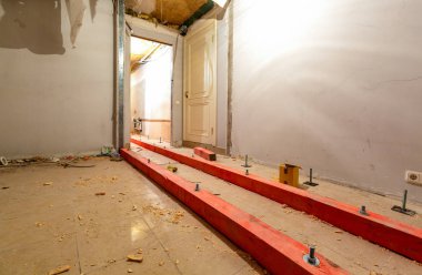 Son yükleme sıhhi tesisat ve kanalizasyon ve merdiven kat altında yapım aşamasında apartman dairesinde, tadilat, yenileme, revizyon, uzantılı kat yukarı kaldırma için Çıtçıt üzerinde ahşap bloklar