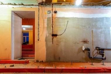 Yapım aşamasında olan dairede elektrikli kapile ve sıhhi tesisat borusu için duvar oluğu ile duvar, remodeling, yenileme, revizyon, uzatma, restorasyon ve rekonstrüksiyon. Tot kavramı
