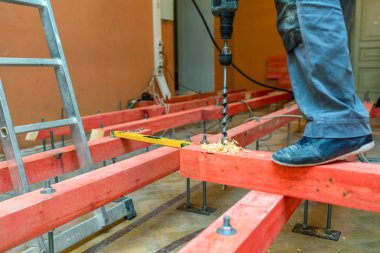 İnşaat, tadilat, yenileme, revizyon, uzantısı, restorasyon ve reconstructi altında daire ahşap bloklar ile perforator uzun delik ile sondaj inşaat işçisi ısırdı