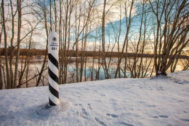 Narva, Estonya 23 Şubat 2017: Narva Nehri'nin sol yakasında Rusya ile sınır Estonya sınırı mesaj.