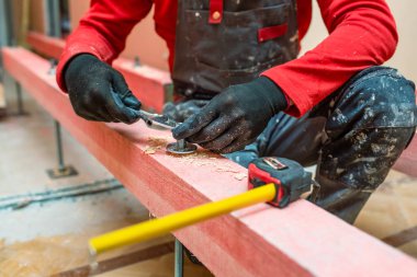 İnşaat işçisi vida cıvata kadar sıkı inşaat, tadilat, yenileme, revizyon, uzantısı, restorasyon ve yeniden yapılanma altında daire ahşap blok üzerinde damızlık üzerinde. Kavramı