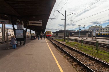 Riga, Letonya - 7 Mayıs 2017: Görünümü kulenin saati ve başlık Riga, Merkez Tren İstasyonu Riga, Letonya.