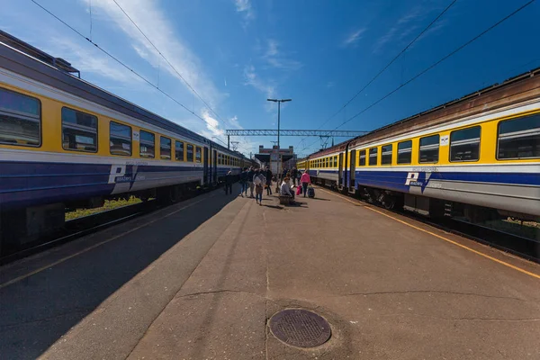 Riga, Lettland - 7. Mai 2017: Passagiere und Züge stehen am Bahnsteig des Hauptbahnhofs in Riga, Lettland — Stockfoto