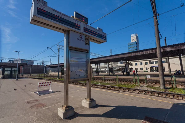 Riga, Lettland - 7. Mai 2017: elektronischer Fahrplan der Züge auf dem Bahnsteig des Hauptbahnhofs in Riga, Lettland — Stockfoto