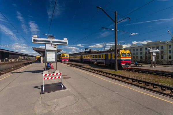 Riga, Lettland - 7. Mai 2017: Passagiere und Zug stehen am Bahnsteig des Hauptbahnhofs in Riga, Lettland — Stockfoto