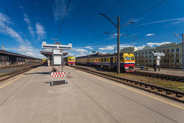 Riga, Letônia - 7 de maio de 2017: Passageiros e trem estão na plataforma na estação central em Riga, Letônia — Fotografia de Stock