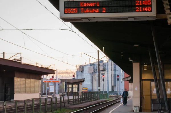 Riga, Letônia - 7 de maio de 2017: Passageiros e trem estão na plataforma na estação central em Riga, Letônia — Fotografia de Stock