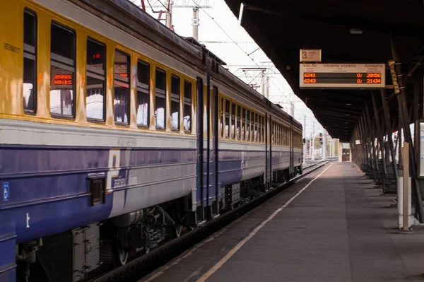 Riga, Lettland - 7. Mai 2017: Bild der Regionalbahn auf dem Hauptbahnhof in Riga, Lettland — Stockfoto