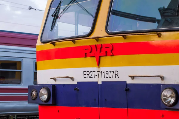 Riga, Letónia - 7 de Maio de 2017: Imagem do comboio local na estação central de Riga, Letónia — Fotografia de Stock