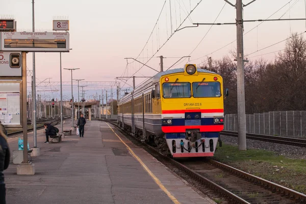 Riga, Lettland - 7. Mai 2017: Passagiere und Zug stehen am Bahnsteig des Hauptbahnhofs in Riga, Lettland — Stockfoto