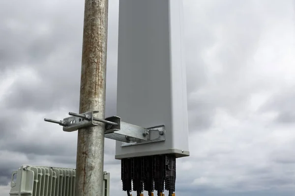 Antena de panel de bandas GSM DCS UMTS LTE es como parte de los equipos de comunicación de la estación básica se instalan en el mástil tubular en el techo —  Fotos de Stock