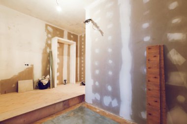 Daireye alçı taşı duvarları yapmak için alçı levha ya da alçıpan yerleştirme süreci inşaat, tadilat, yenileme, uzatma, restorasyon ve yeniden yapılanma aşamasında. Ev kavramı