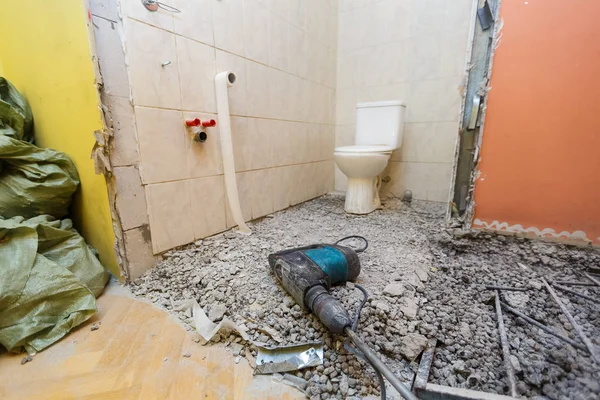 Tuvalet oda veya tuvalet aracıyla eski tuvalet kase ve inşaat - perforator vardır, tadilat yenileme, yapım aşamasında, revizyon daire, uzantısı, restorasyon ve yeniden yapılanma