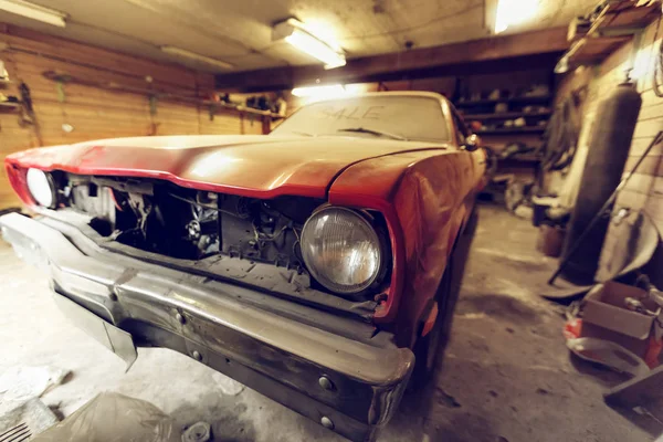 Restauración de coches clásicos. Vista de cerca coche clásico de la parte delantera, faros delanteros de un coche polvoriento roto durante el accidente de tráfico y ha sido reconstruido en el garaje. Restauración de coches clásicos . — Foto de Stock