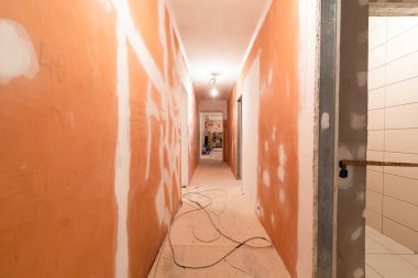 Daireye alçı taşı duvarları yapmak için alçı levha ya da alçıpan yerleştirme süreci inşaat, tadilat, yenileme, uzatma, restorasyon ve yeniden yapılanma aşamasında. Ev kavramı