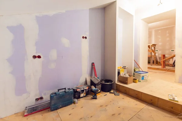 Processo de trabalho de renovar a sala com a instalação de drywall ou gesso placa de gesso e escada com materiais de construção estão no apartamento está em construção, remodelação, renovação, extensão — Fotografia de Stock