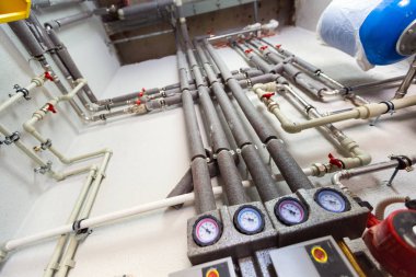 Bakır boru, paslanmaz vanalar, su basıncı dedektörleri ve Merkezi Isıtma sistemi ve su boruları sırasında daire altında Kazan dairesinde ısı yalıtımı ile plastik borular