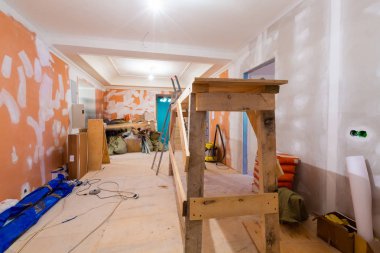 Çalışma yenilemek Oda ahşap platform, elektrik kabloları ve İnşaat malzemeleri daire sürecidir yapım aşamasında, tadilat, yenileme, uzantısı, restorasyon ve