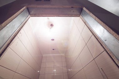 Daireye alçı taşı duvarları yapmak için alçı levha ya da alçıpan yerleştirme süreci inşaat, tadilat, yenileme, uzatma, restorasyon ve yeniden yapılanma aşamasında. Ev kavramı