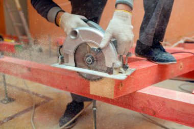 İnşaat işçisi elektrik daire testere testere ahşap blok ve daire testere toz bir sürü ile halis inşaat, tadilat, yenileme, revizyon, uzantısı, restorasyon ve yeniden yapılanma olduğunu