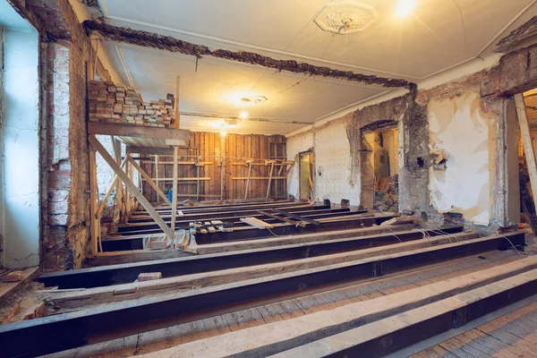 The process of installing new floor from double-tee girder and wooden joist in huge room in apartment that is under construction, remodeling, renovation, overhaul, extension, restoration and — Stock Photo, Image