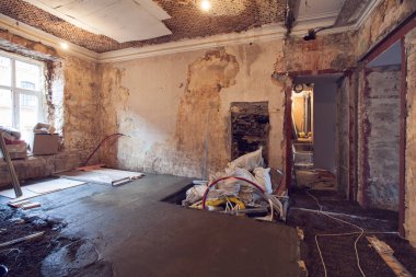 Dairede çimento zemin yapma çalışma süreci inşaat, remodeling, yenileme, uzatma, restorasyon ve yeniden yapılanma altındadır. Ev iyileştirme kavramı veya tadilat.